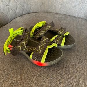 Sz 8 like new Carters light up Velcro sandals